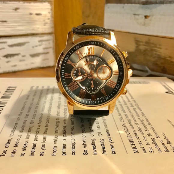 Luxury Fashion Faux Leather Analog Quartz Watch - Picture 3 of 5